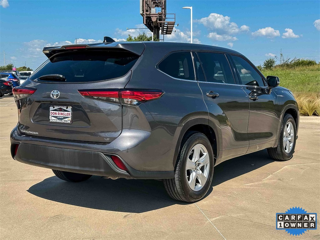 2022 Toyota Highlander LE photo 3