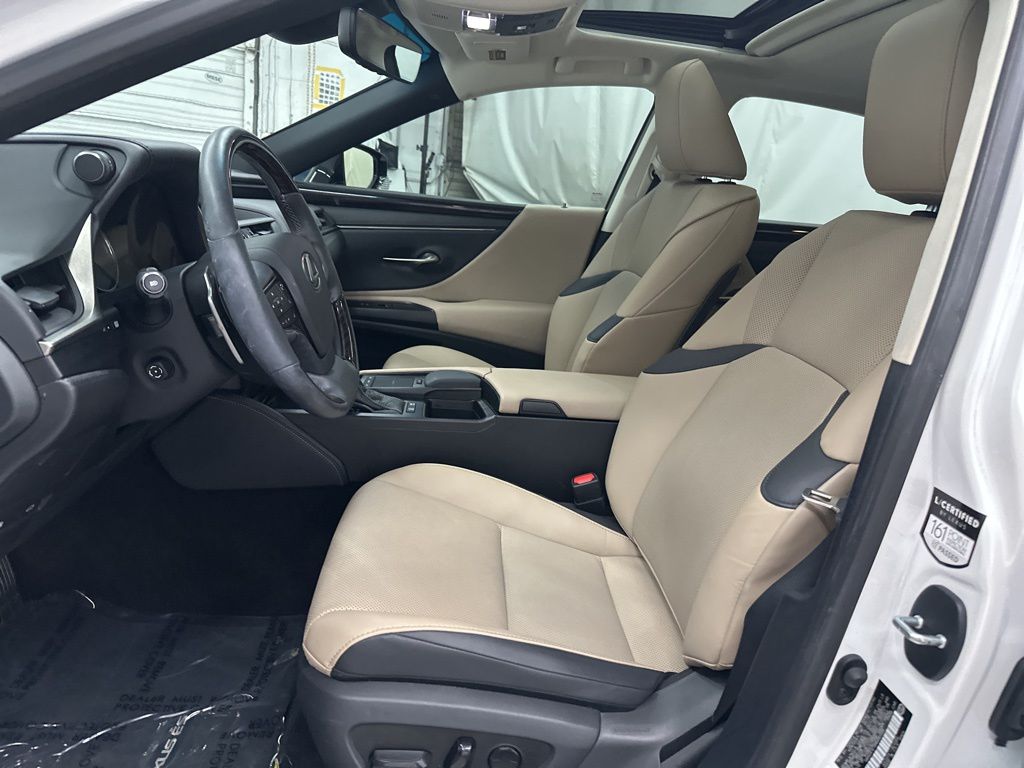2021 Lexus ES 300h photo 17