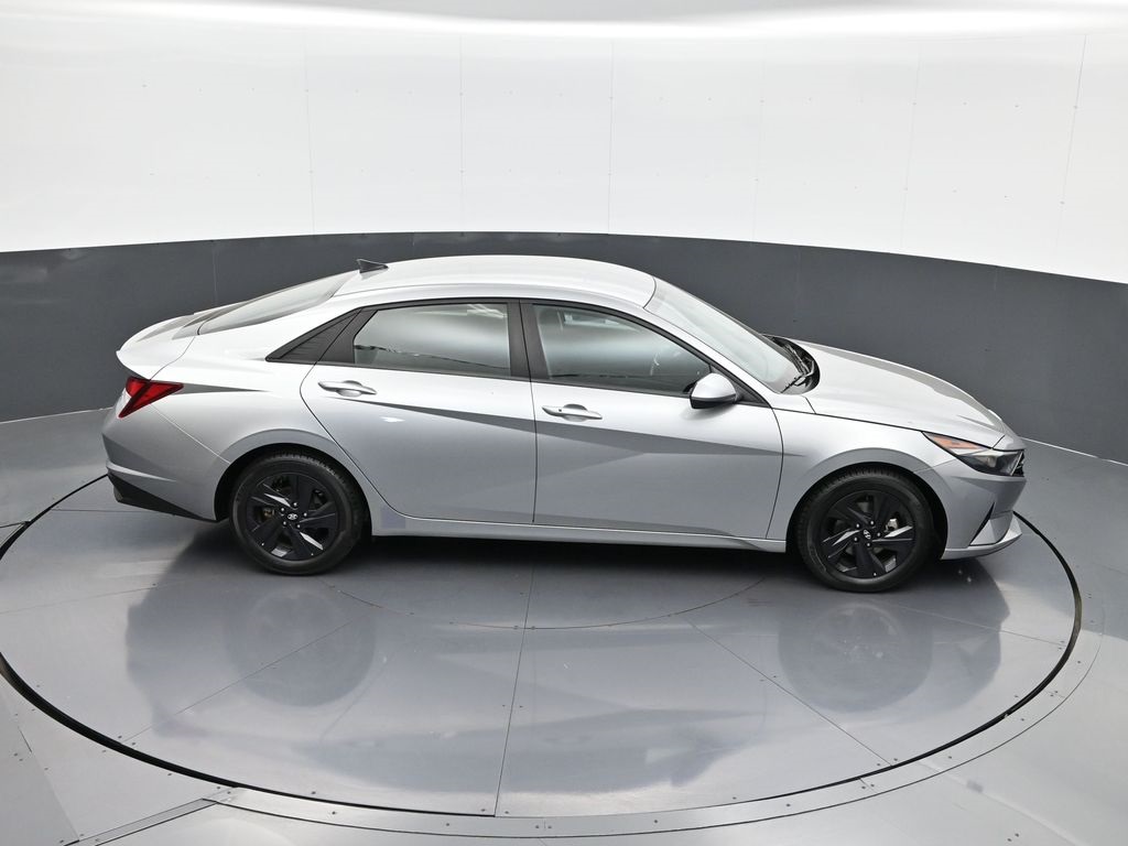 2023 Hyundai Elantra SEL photo 16