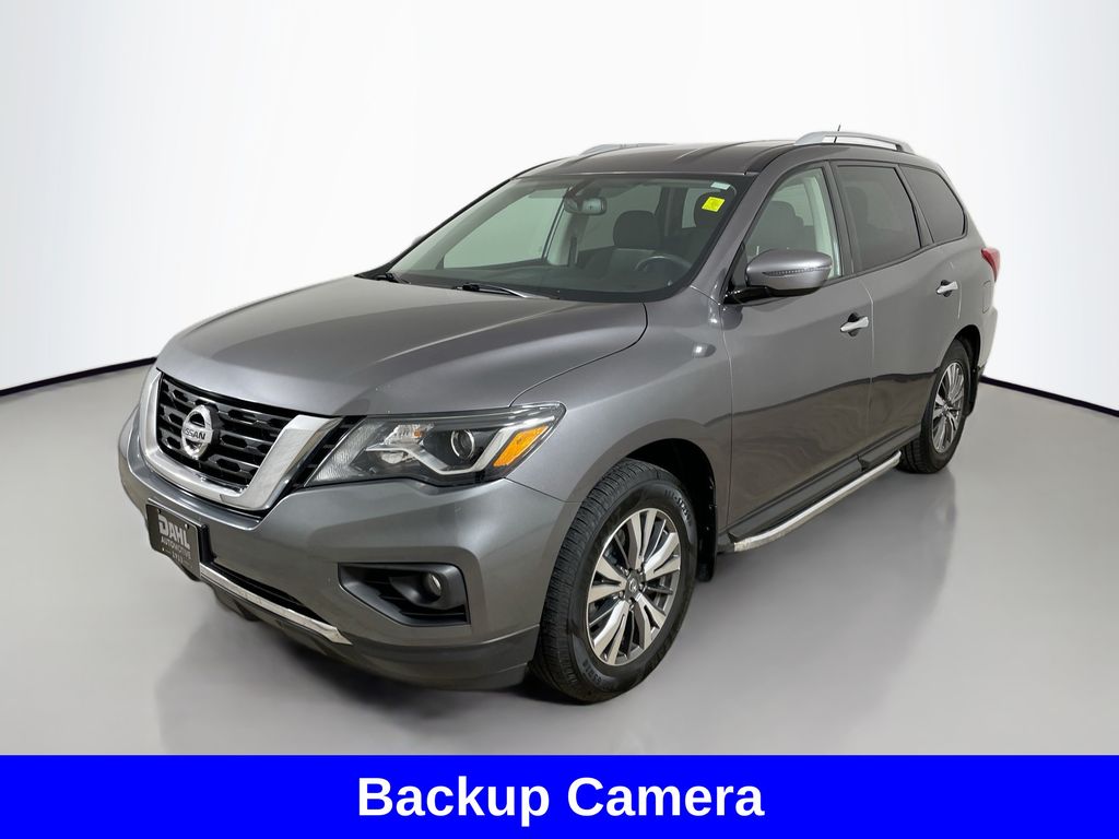 2017 Nissan Pathfinder SV photo 3