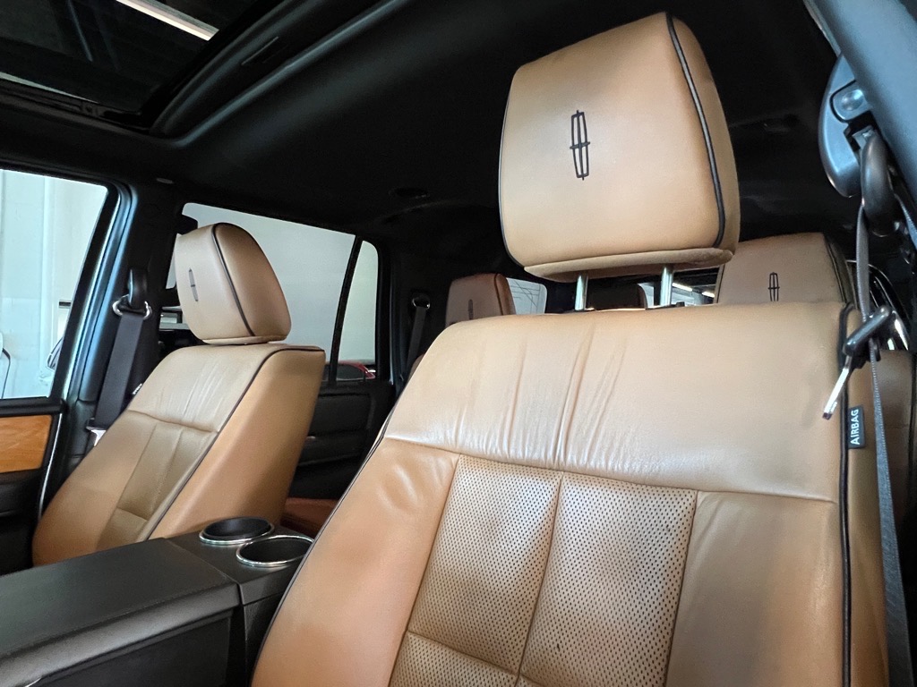 2014 Lincoln Navigator Base photo 16