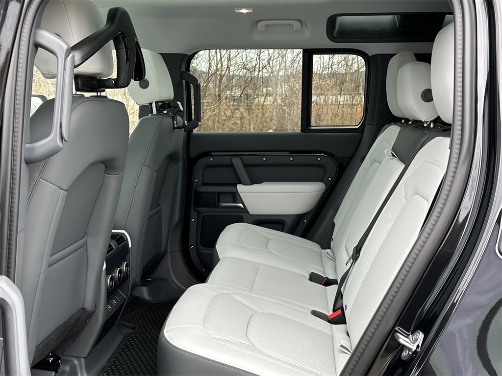 2025 Land Rover Defender 110 S photo 24