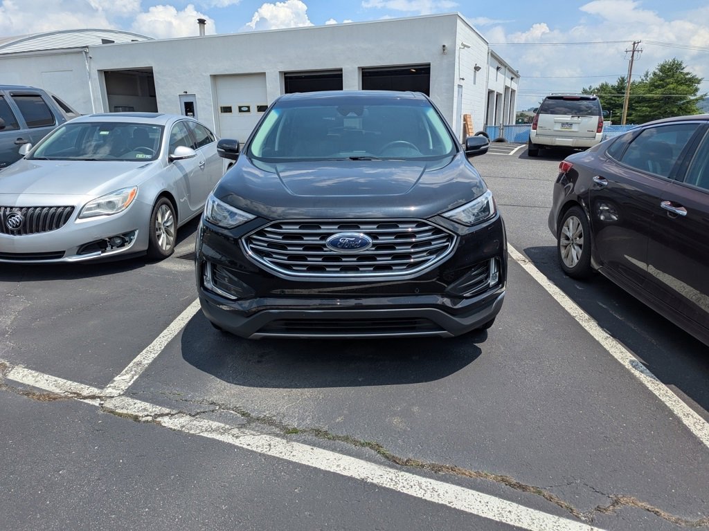 2022 Ford Edge Titanium photo 2