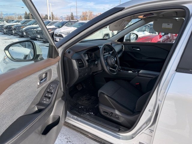 2023 Nissan Rogue SV photo 3