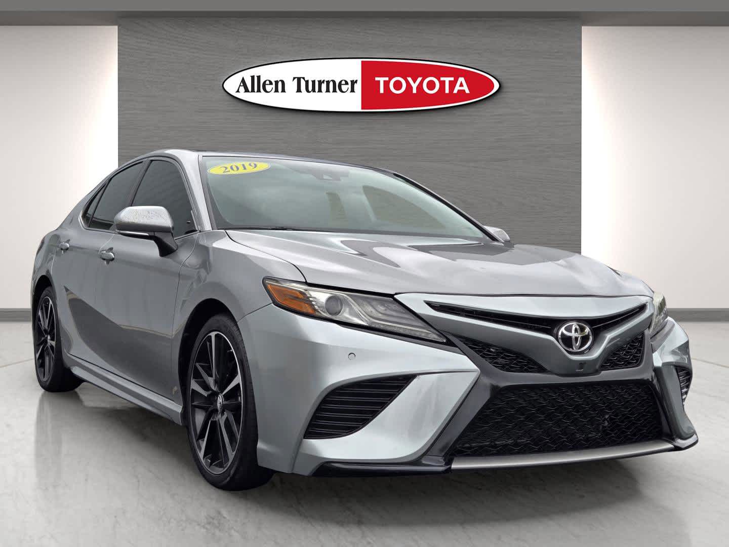 2019 Toyota Camry XSE photo 2