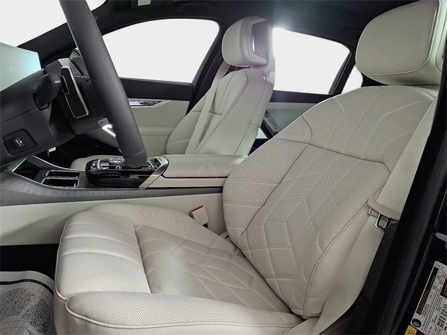 2025 Bmw 750e photo 8