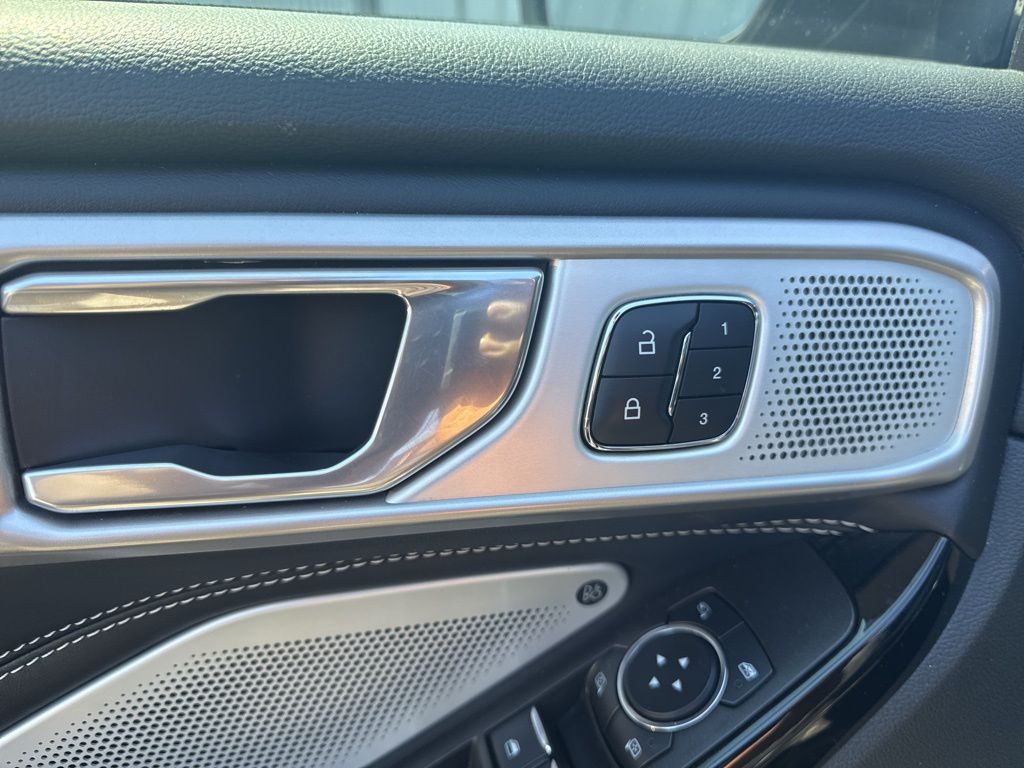 2023 Ford Explorer ST photo 6