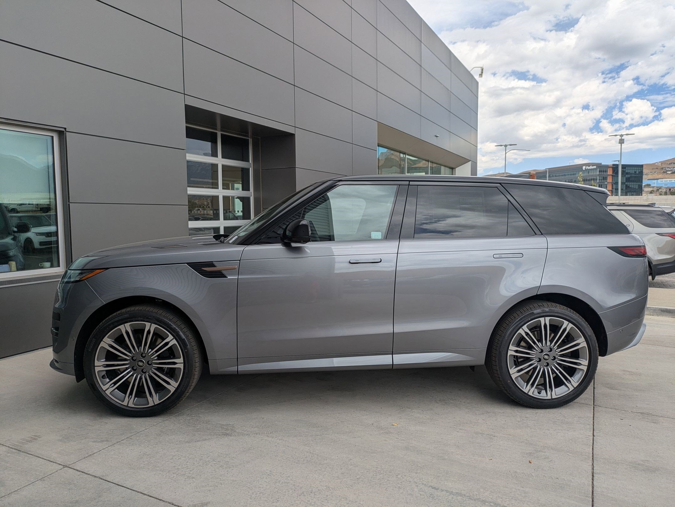 2025 Land Rover Range Rover Sport SE photo 9