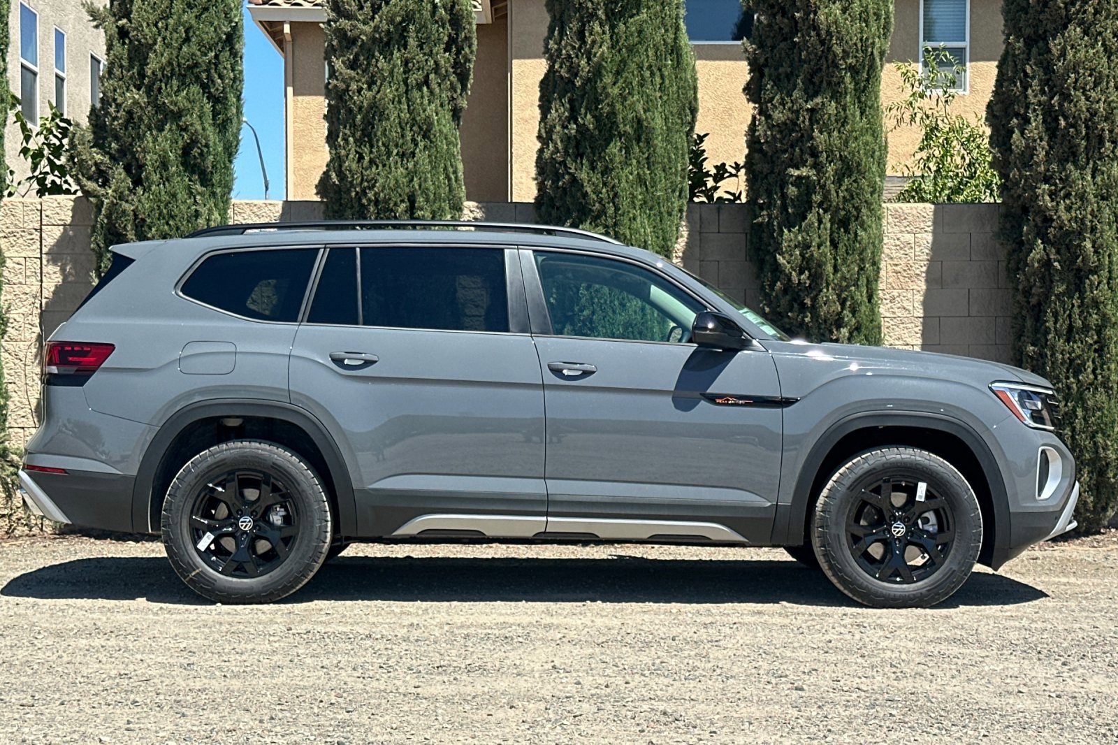 2025 Volkswagen Atlas Peak Edition SE photo 3