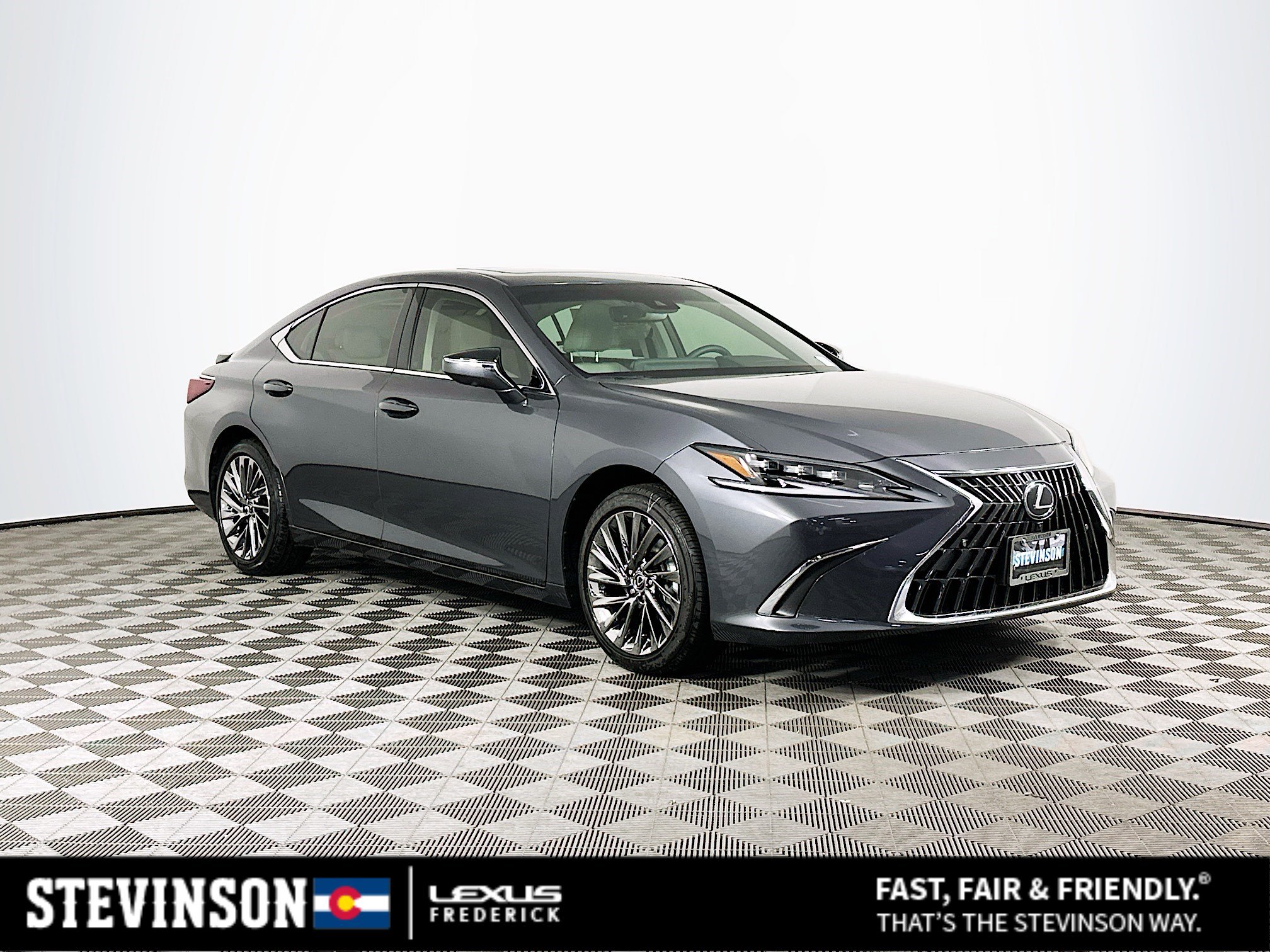 2025 Lexus ES Hybrid 300h Luxury's photo