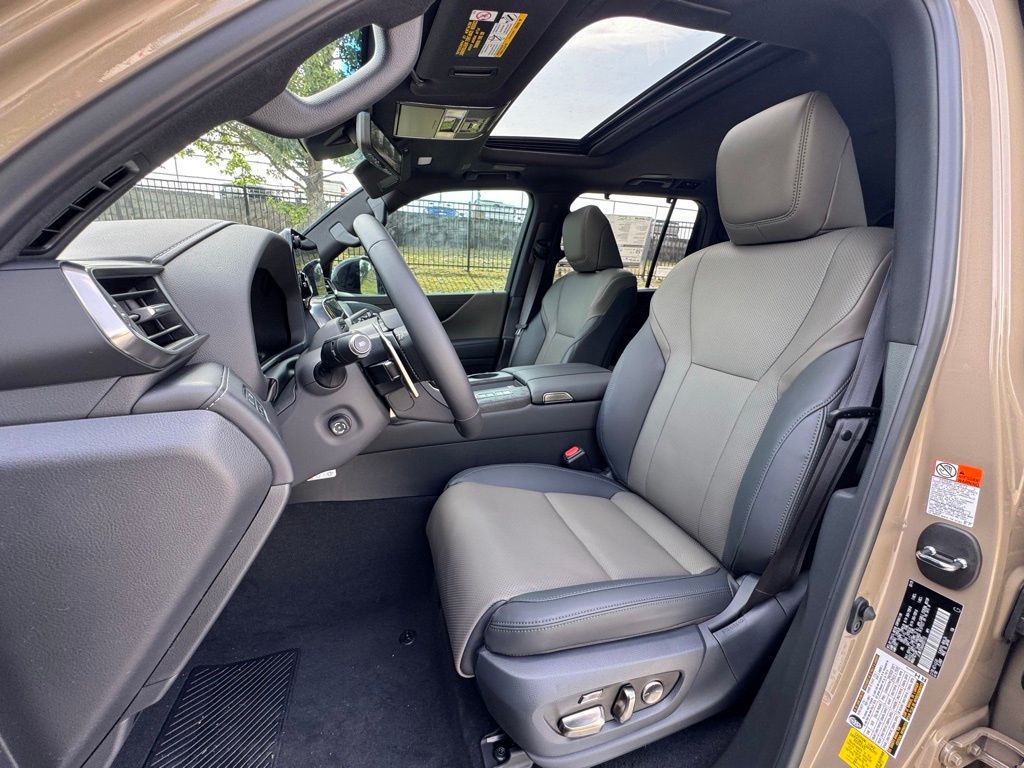 2025 Lexus LX photo 4