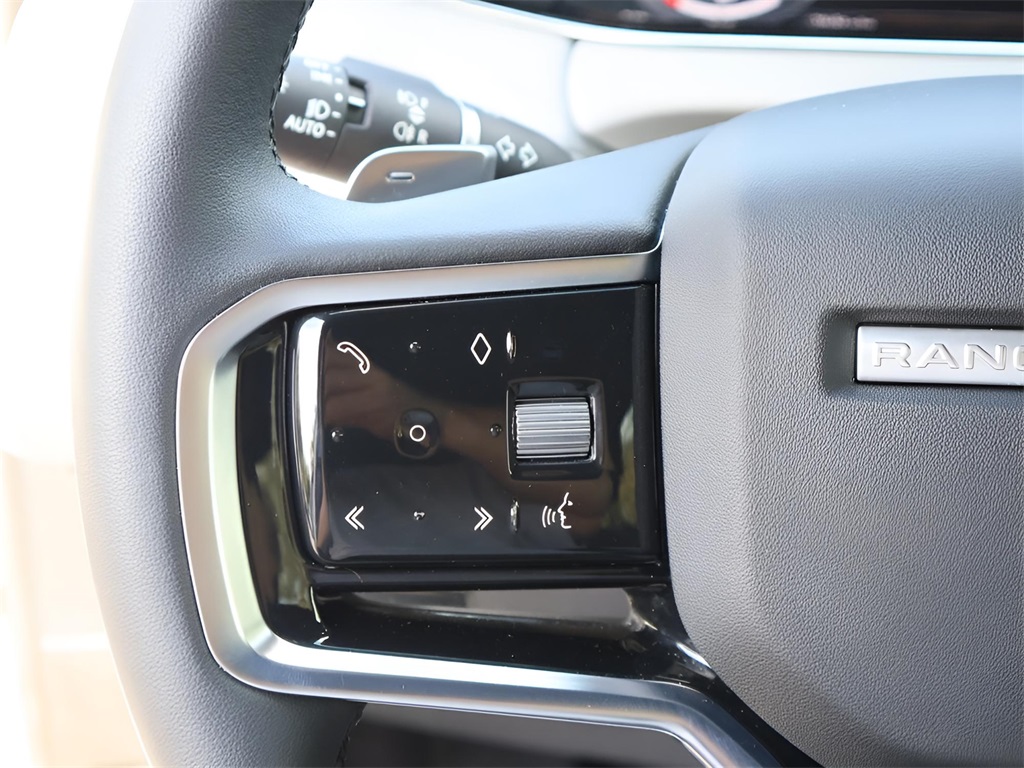 2023 Land Rover Range Rover Evoque R-Dynamic SE photo 24