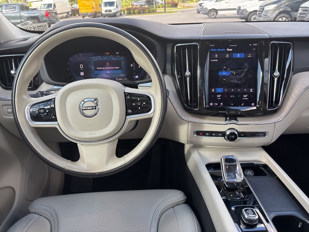 2022 Volvo XC60 B5 Inscription photo 20