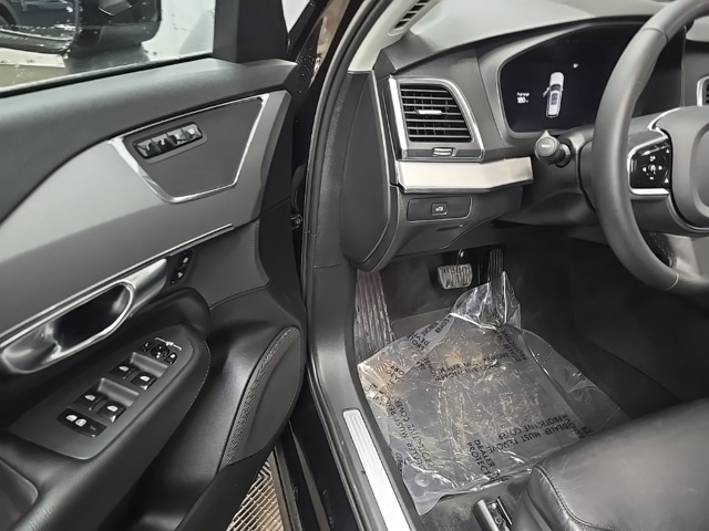 2023 Volvo XC90 B5 Core photo 25