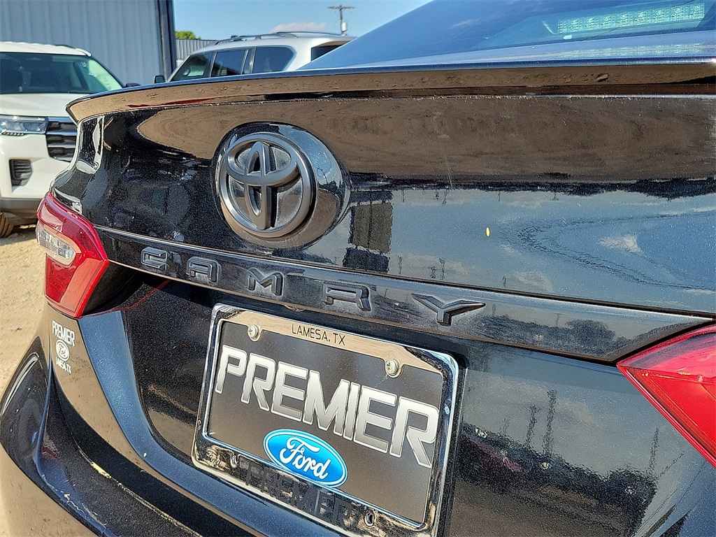 2020 Toyota Camry SE photo 15
