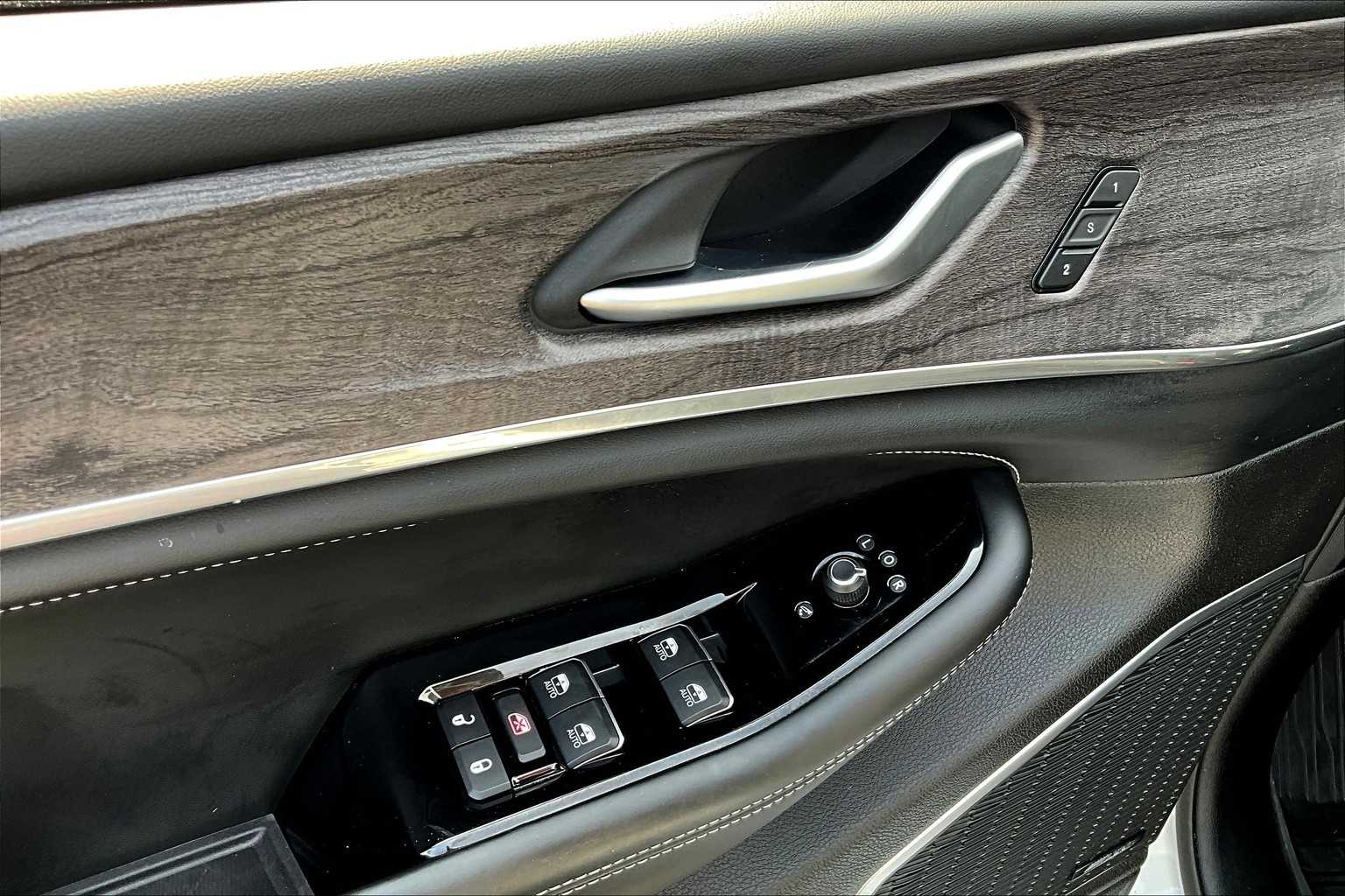 2023 Jeep Grand Cherokee Overland photo 29