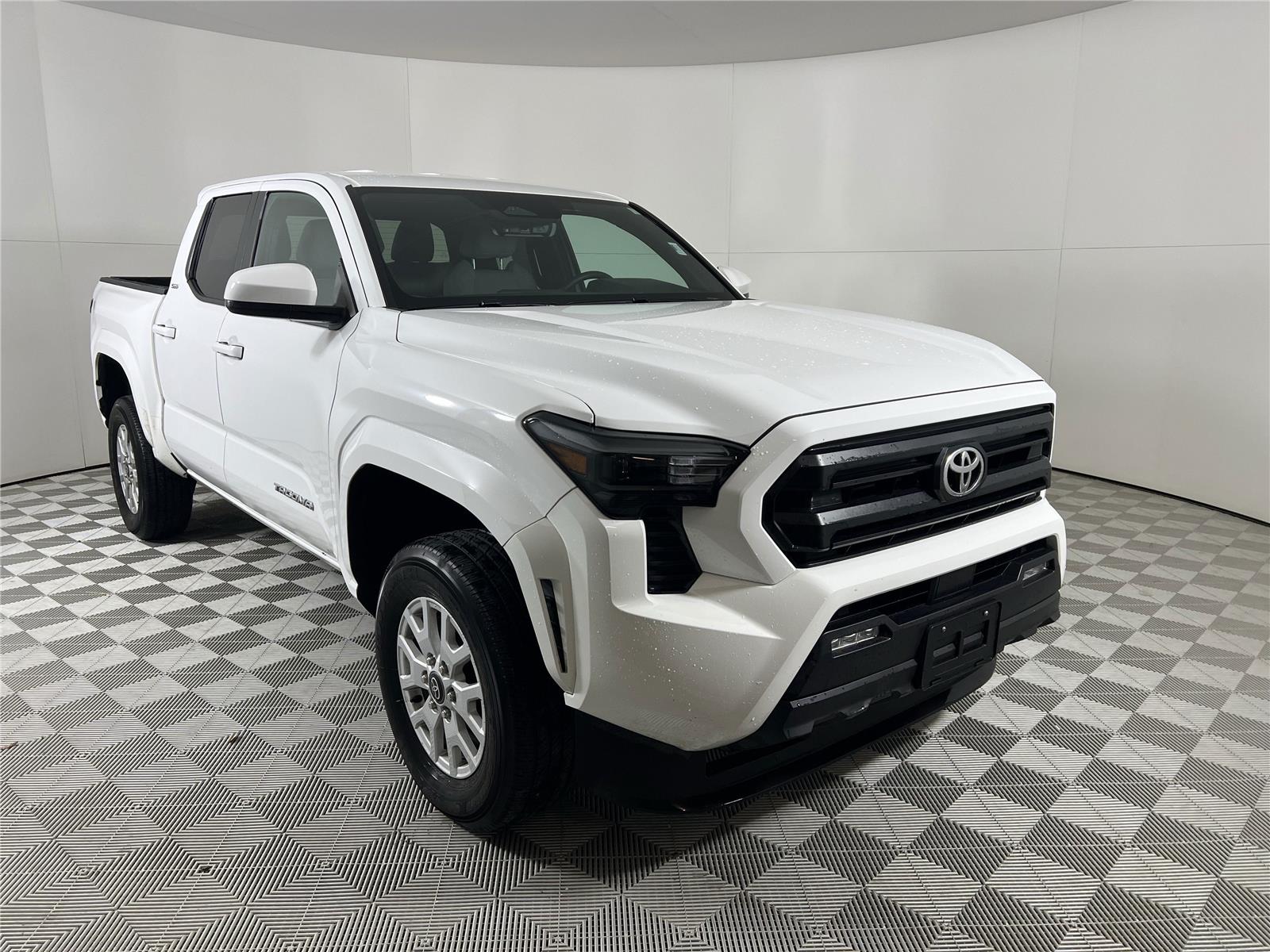 2024 Toyota Tacoma SR5's photo