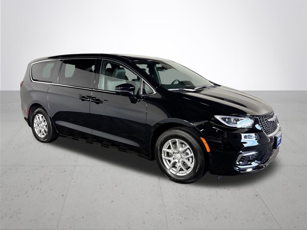 2026 Chrysler Pacifica photo 4