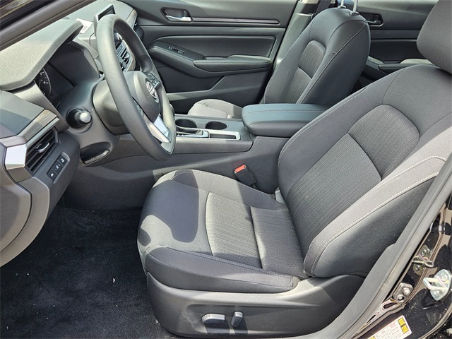 2025 Nissan Altima SV photo 6