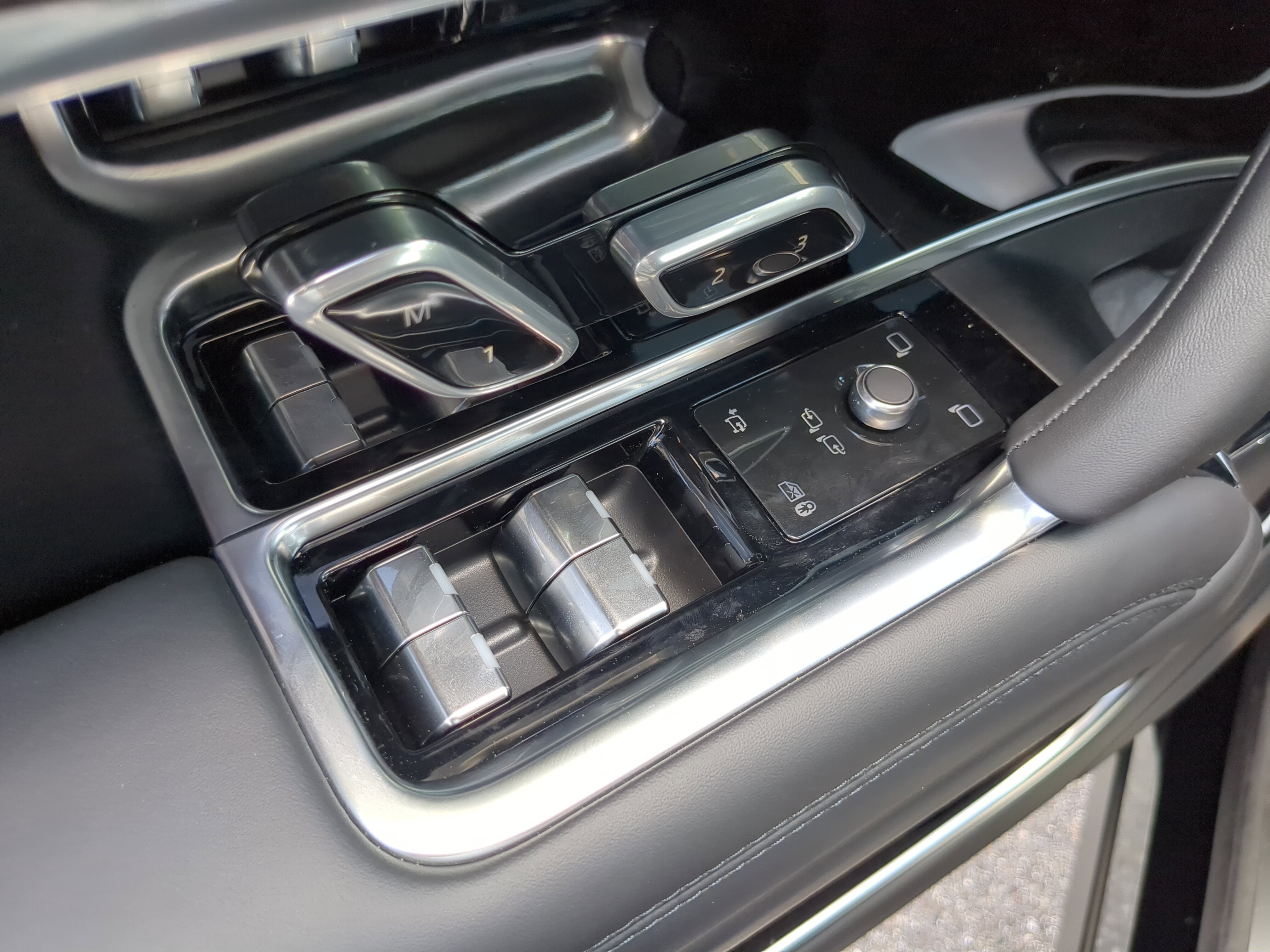 2025 Land Rover Range Rover SE photo 9