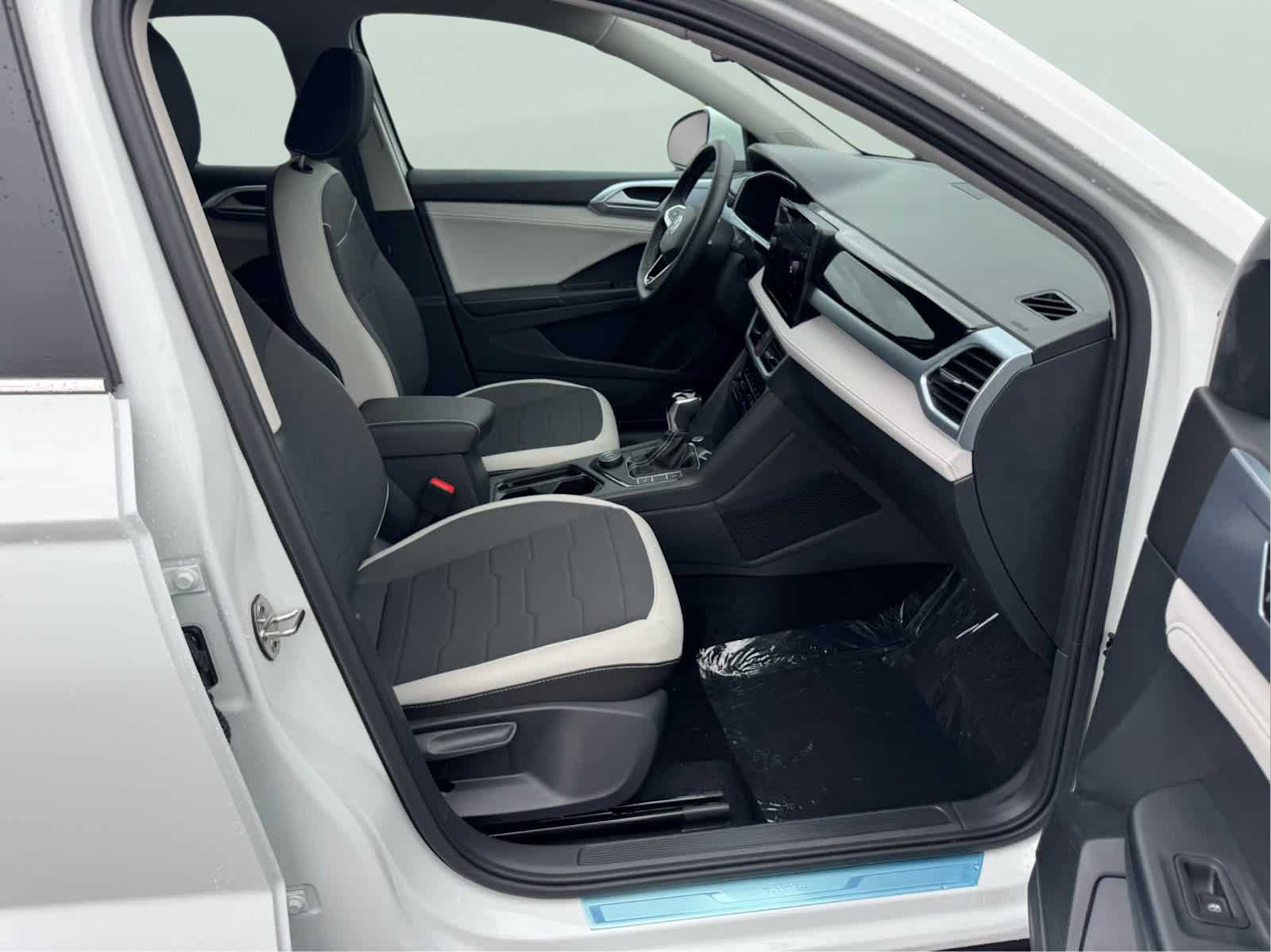 2025 Volkswagen Taos SE photo 44