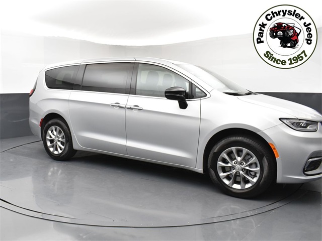 2026 Chrysler Pacifica Select's photo