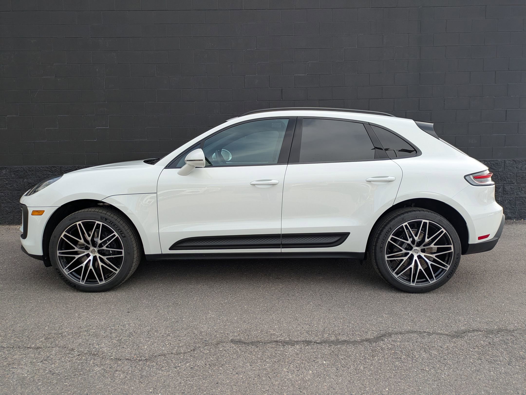 2025 Porsche Macan T photo 2