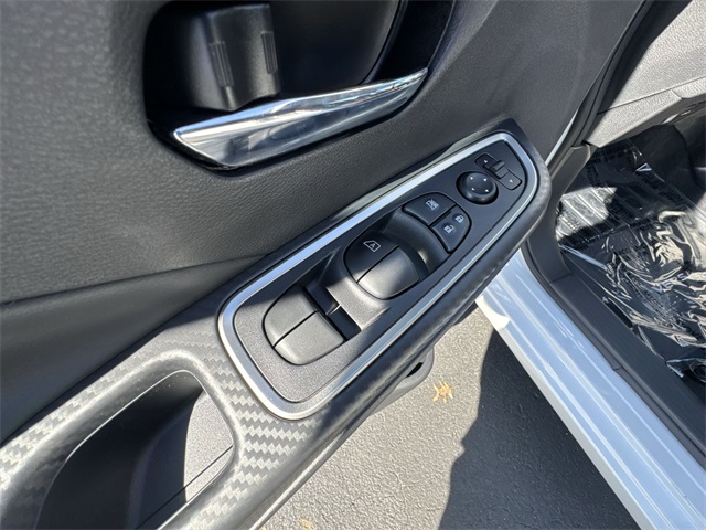 2025 Nissan Versa 1.6 SR photo 13
