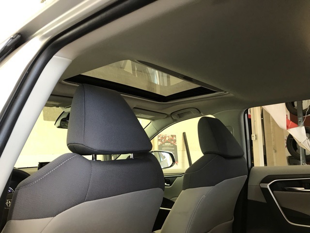2020 Toyota RAV4 Hybrid XLE photo 18
