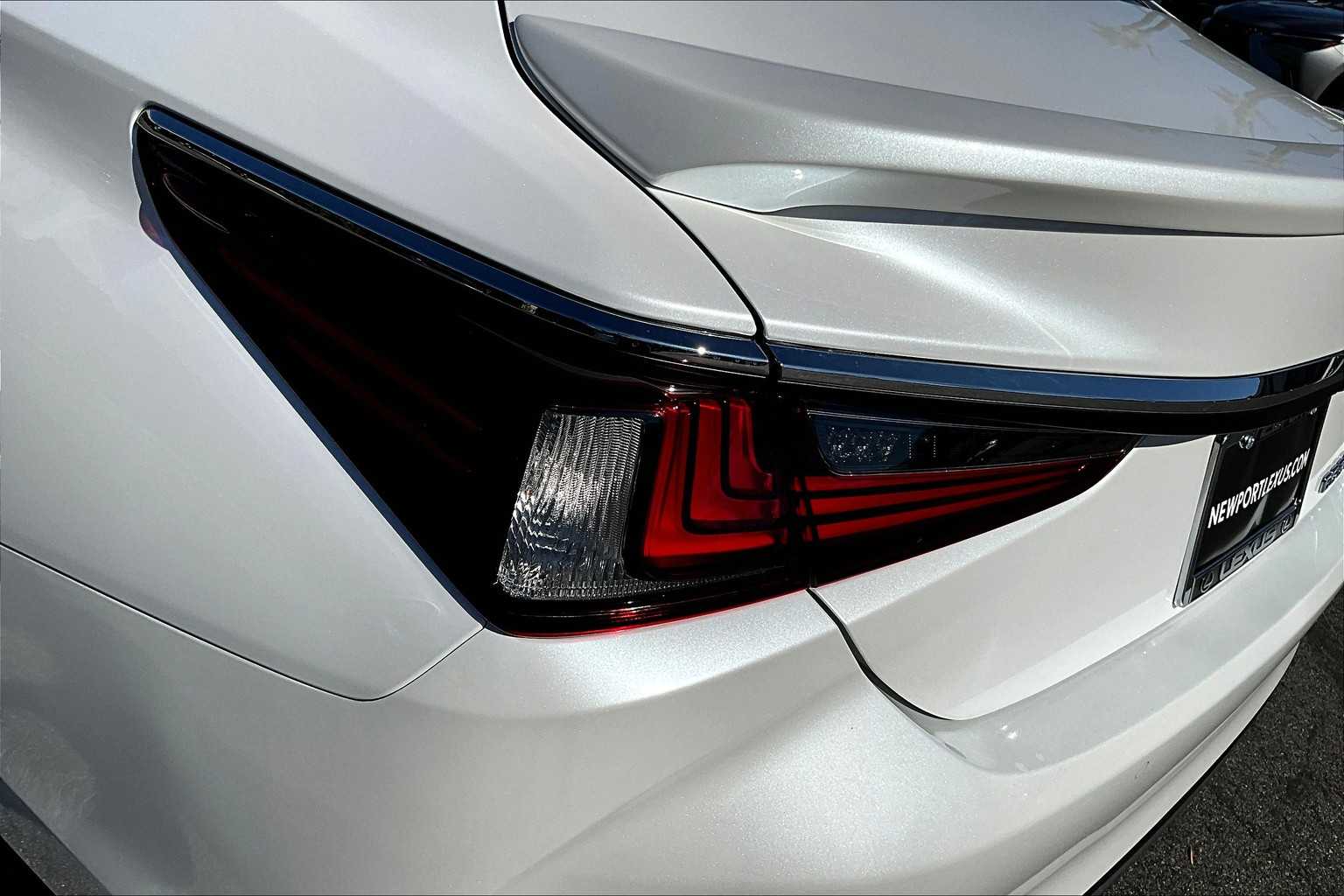 2025 Lexus ES 300h Premium photo 11