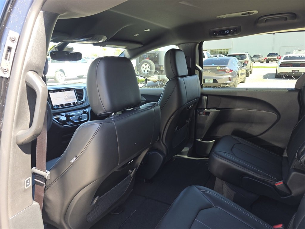 2025 Chrysler Pacifica photo 10