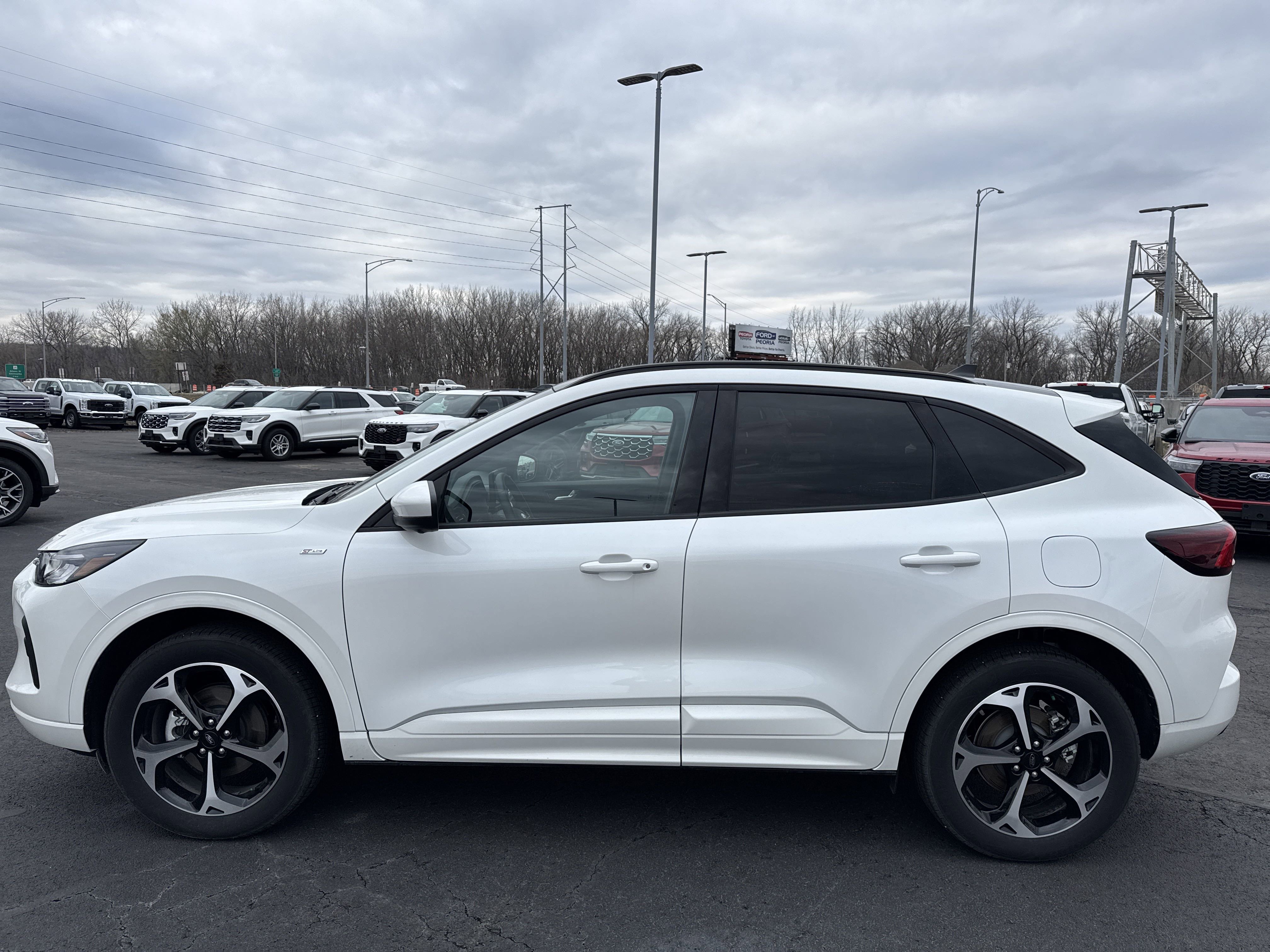 2024 Ford Escape ST-Line Select photo 2