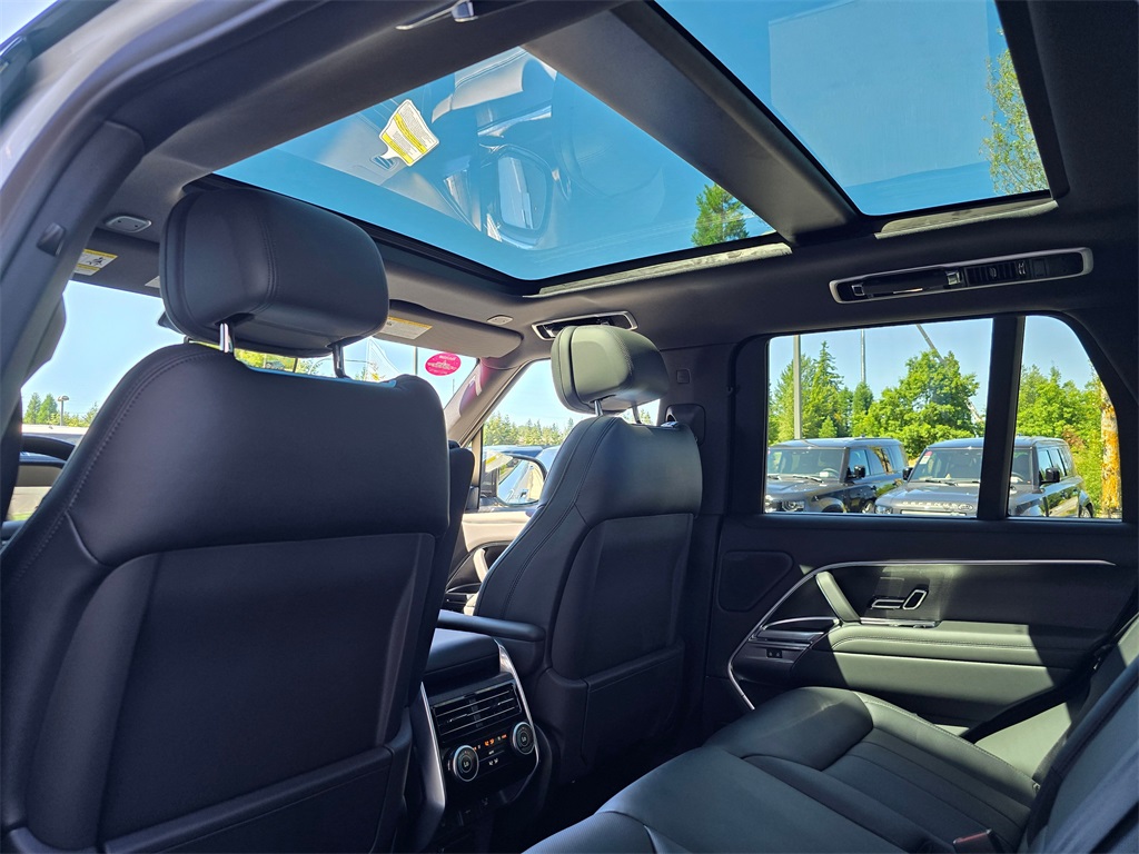 2025 Land Rover Range Rover SE photo 24