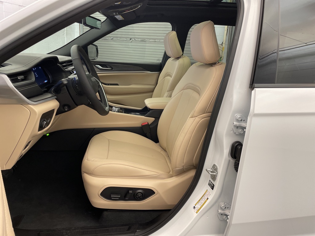 2025 Jeep Grand Cherokee Limited photo 13