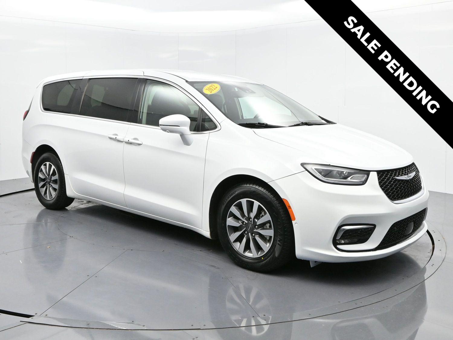 2022 Chrysler Pacifica Hybrid Touring L's photo