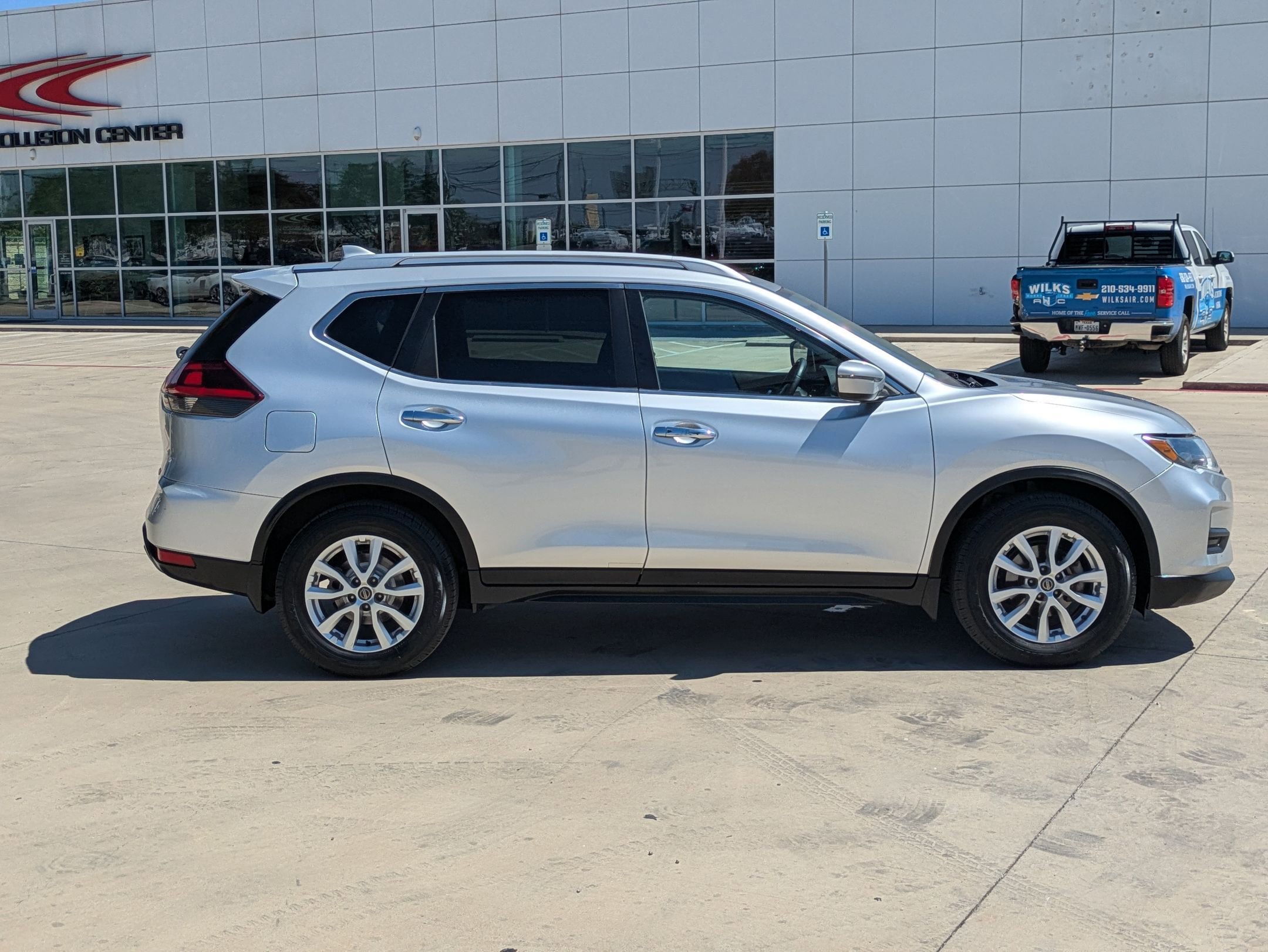 2018 Nissan Rogue SV photo 2