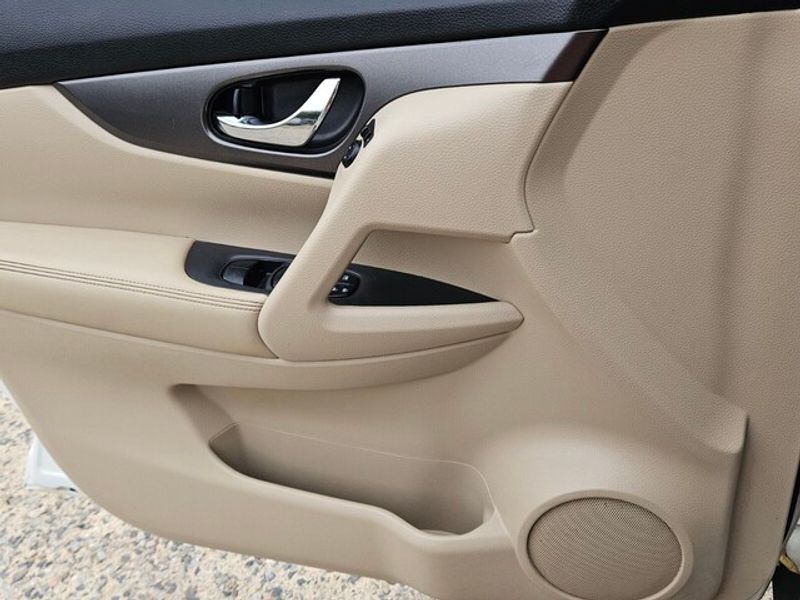 2016 Nissan Rogue SV photo 24