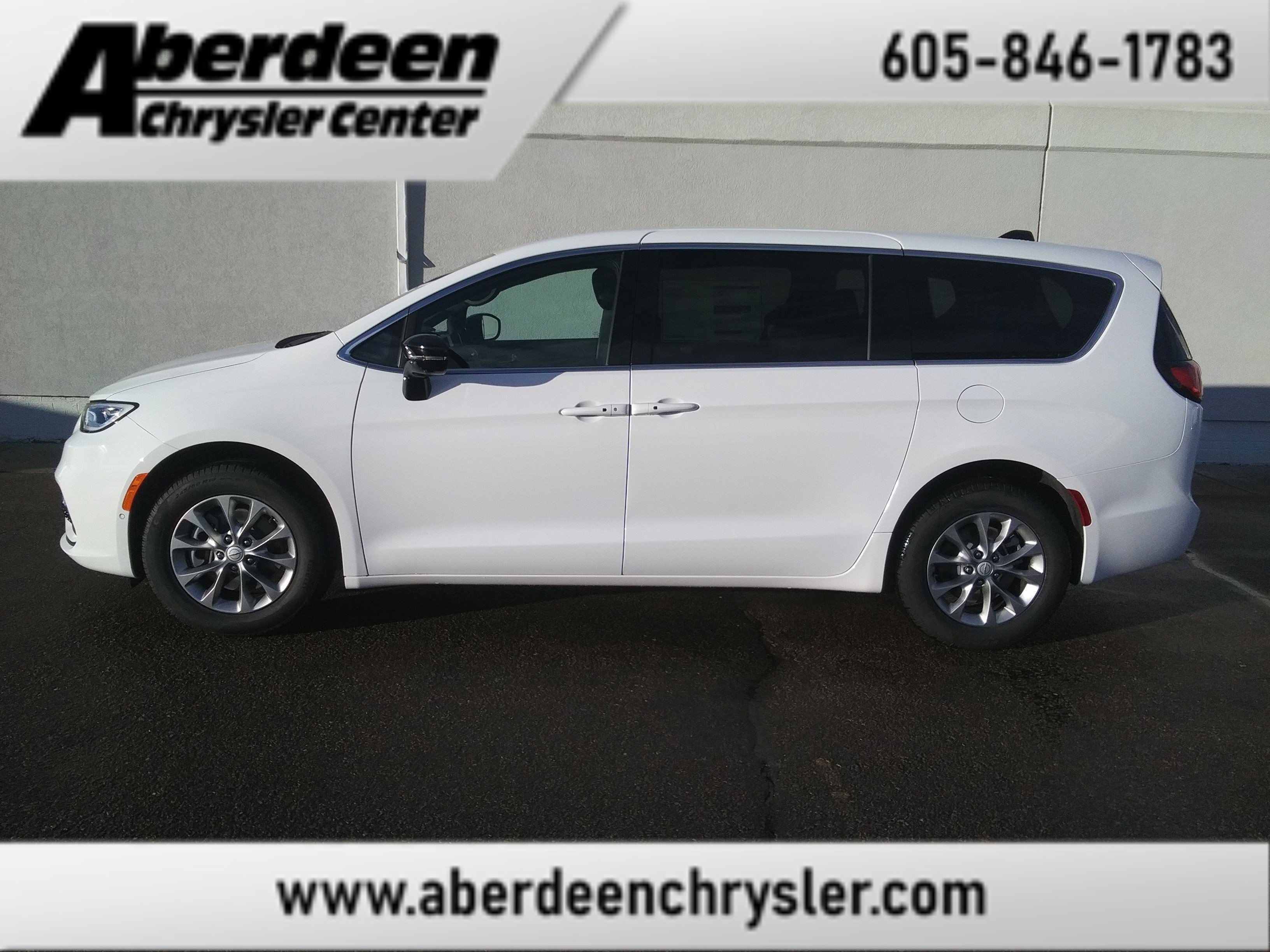 2026 Chrysler Pacifica Select's photo