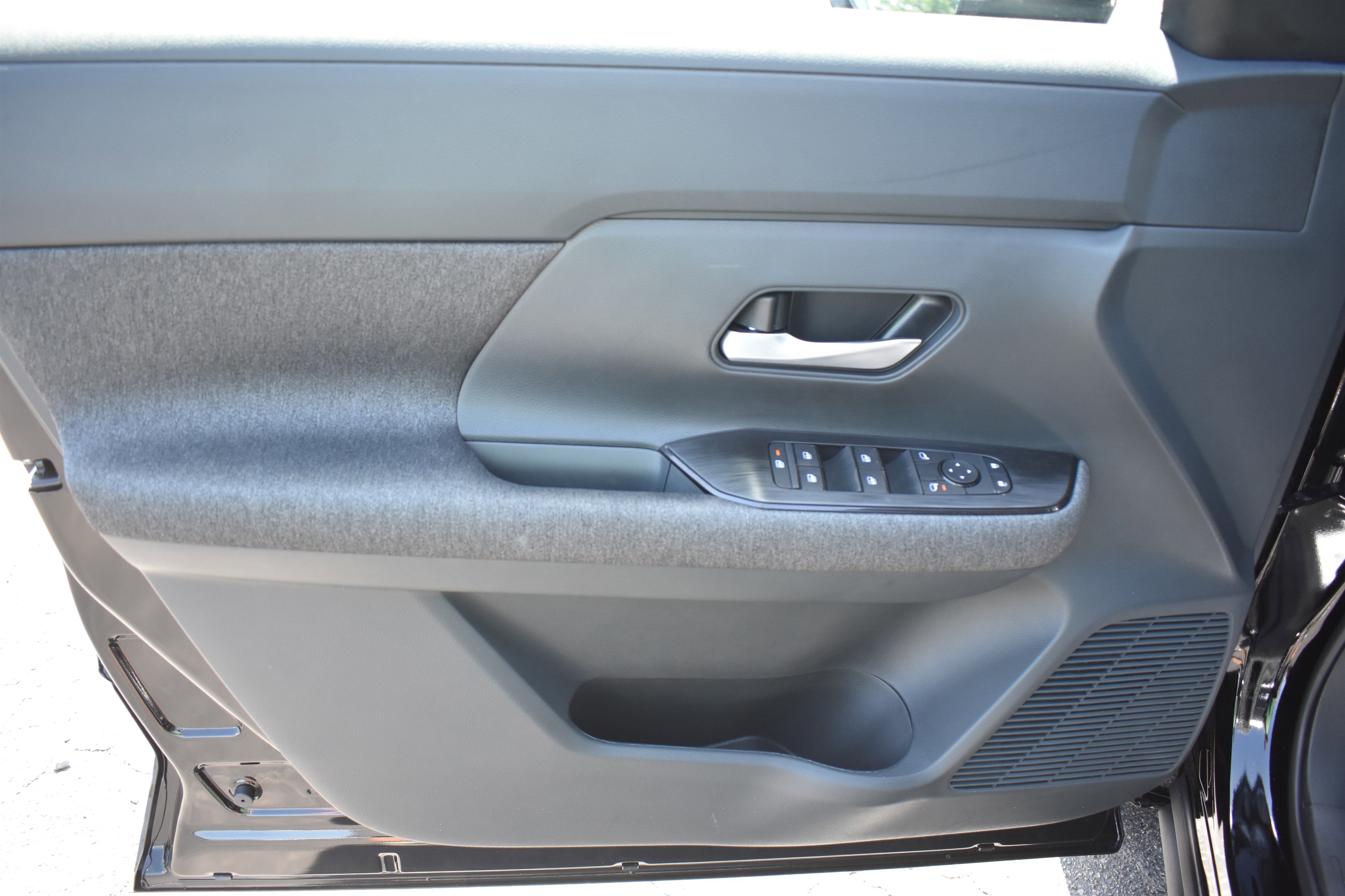 2025 Nissan Kicks SV photo 4