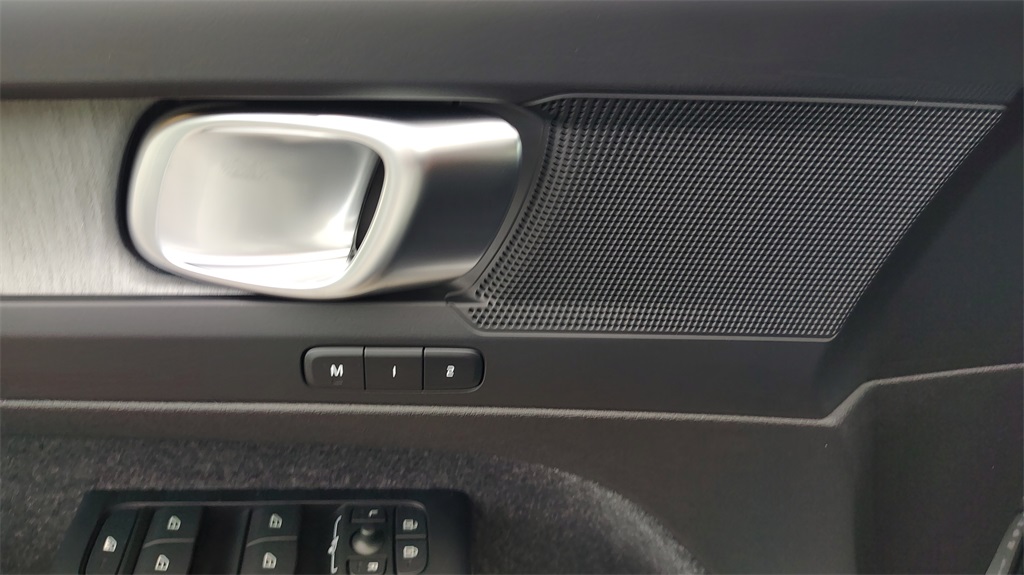 2026 Volvo XC40 Core photo 9