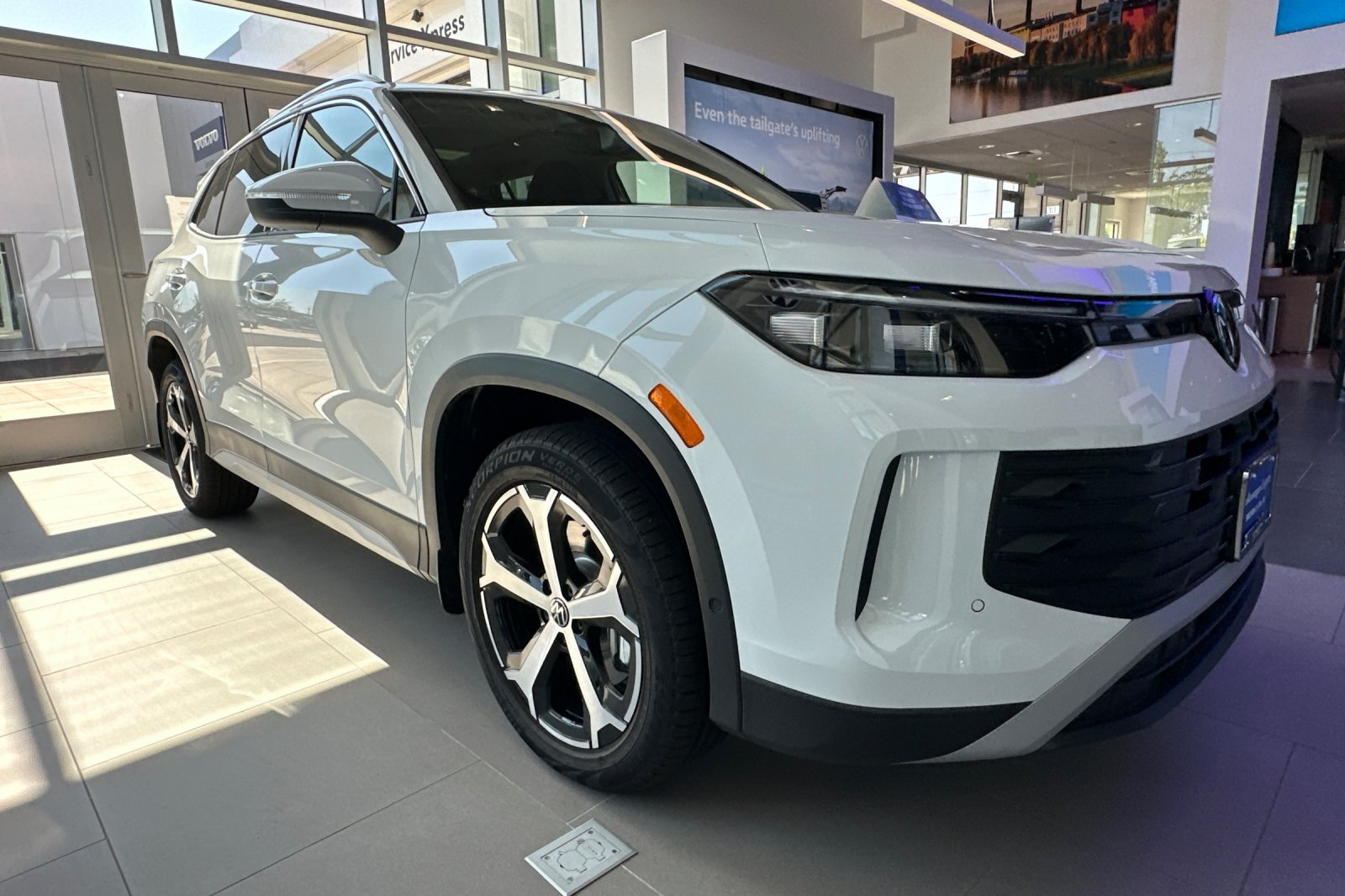 2025 Volkswagen Tiguan SE's photo