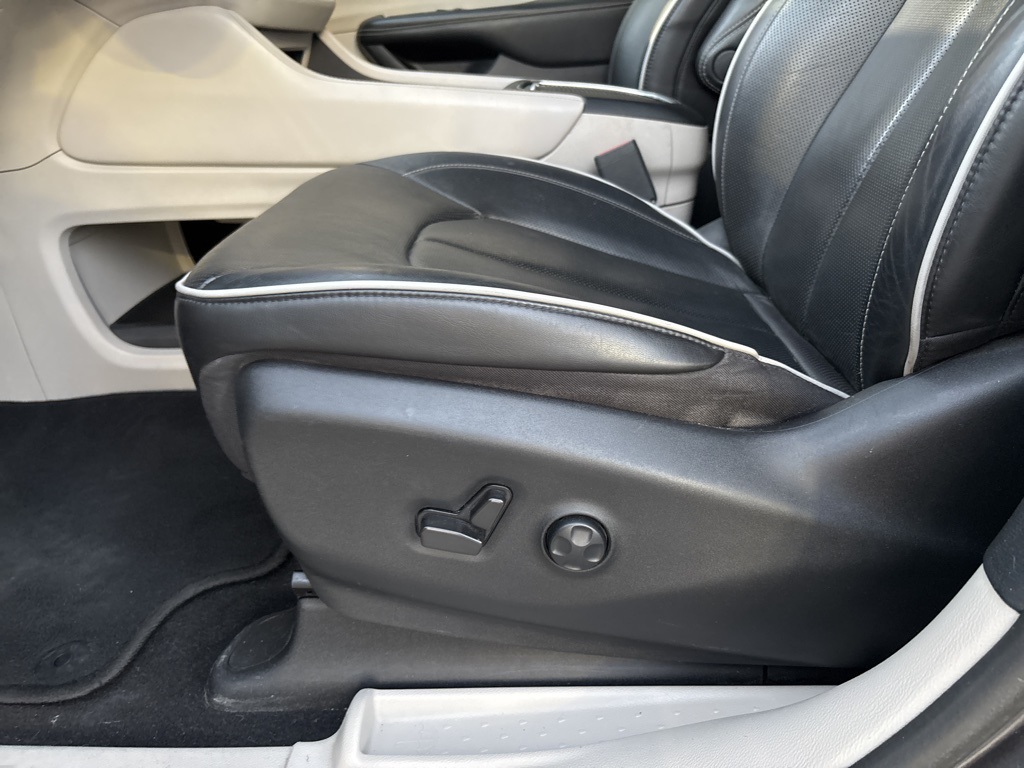 2022 Chrysler Pacifica Hybrid Limited photo 12