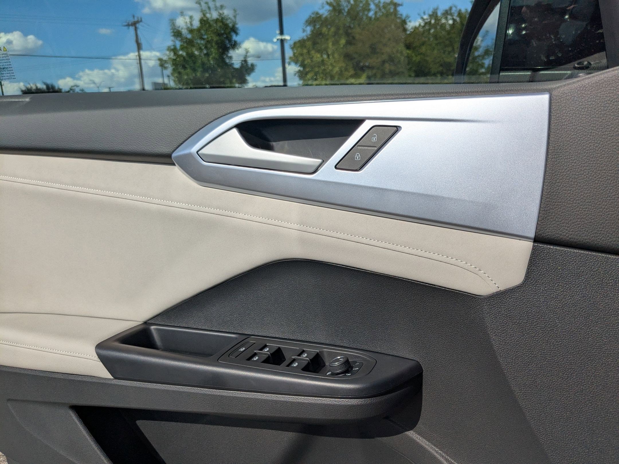 2025 Volkswagen Taos SE photo 4