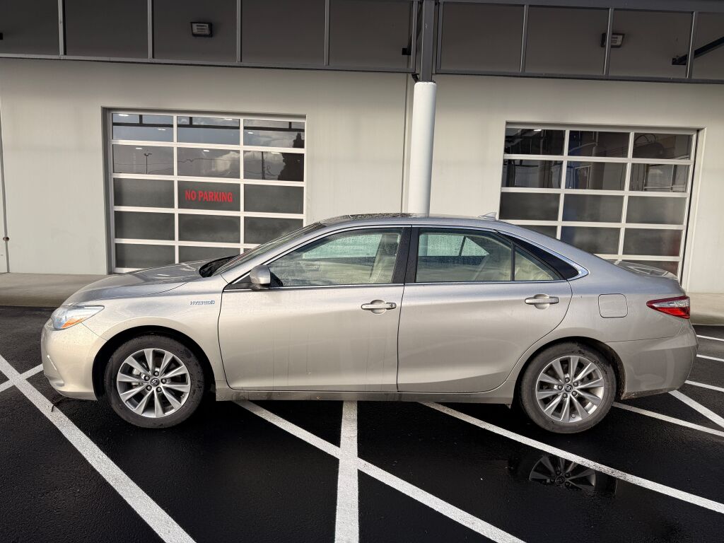 2017 Toyota Camry Hybrid XLE photo 2