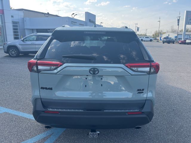 2021 Toyota RAV4 XLE photo 5