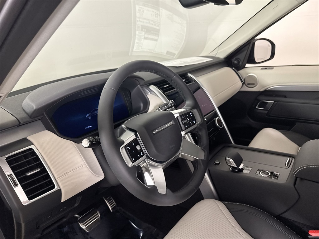 2025 Land Rover Discovery SE photo 13
