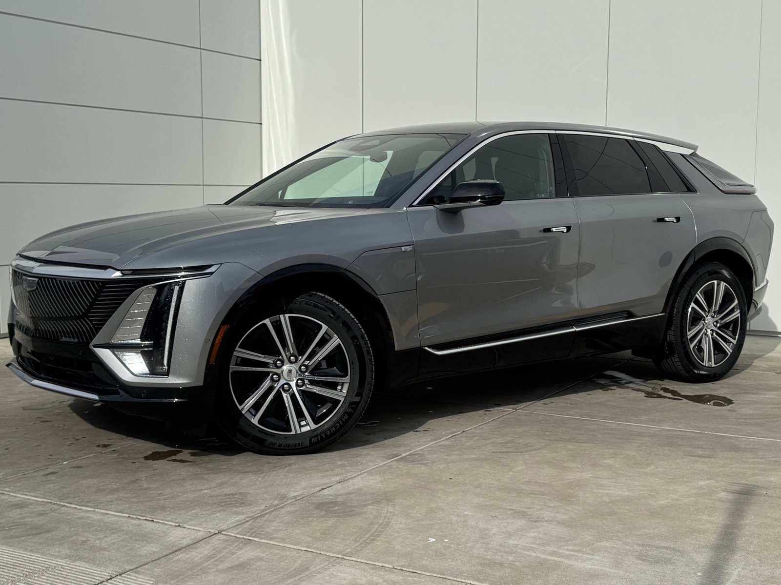 2025 Cadillac Lyriq Luxury photo 2