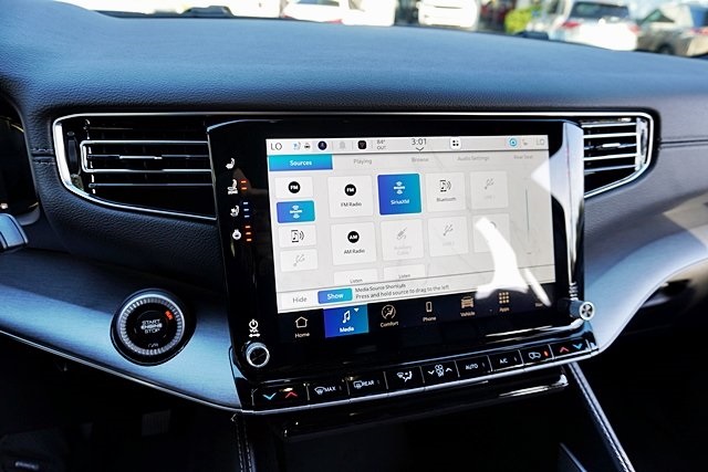 New 2025 Bright White Clear-Coat Exterior Paint Jeep Series II image 39