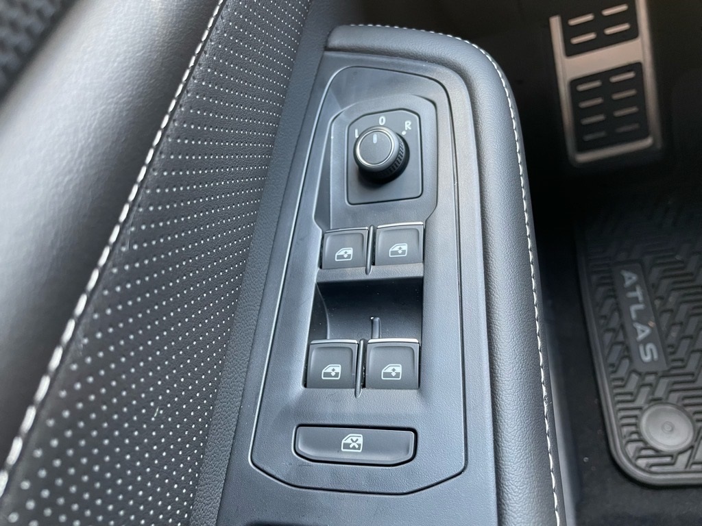 2025 Volkswagen Atlas Cross Sport SEL R-Line photo 15