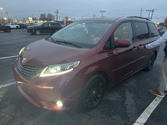 2016 Toyota Sienna XLE's photo